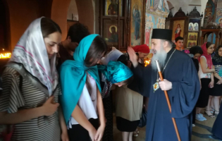 გორში აბიტურიენტები მეუფე ანდრიამ დალოცა