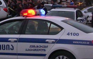 პოლიციელმა მძღოლს ალკოტესტი სახეში შემოარტყა