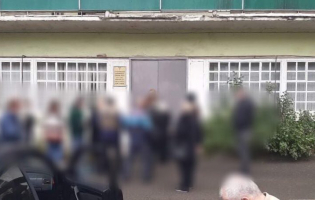 ,,ჯერ პოლიციელები და შემდეგ მოქალაქეები" - გორის ჯანდაცვის ცენტრთან რიგებია