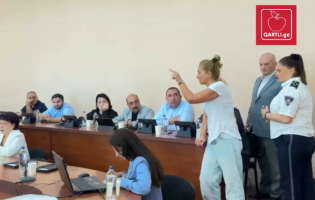 ხმაური გორის საკრებულოში: გათავისუფლებულ თანამშრომელს სიტყვით გამოსვლის უფლება არ მისცეს