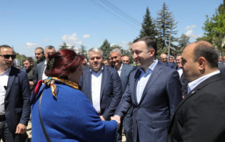 კასპის სამუსიკო სკოლების გაერთიანებას, სადაც შორენა შეშაბერიძე მუშაობს, 2 როიალს აჩუქებენ