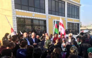 კასპის სოფელ ფერმაში ,,ენმ"-ს ლიდერები შეხვედრას მართავენ