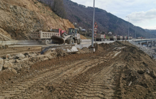 რიკოთის უღელტეხილზე სოფელ ვეტყვიჭალასთან მიწის მასა ჩამოიშალა
