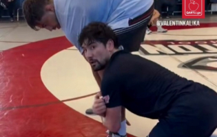 ვლადიმერ ხინჩეგაშვილი კალიფორნიის შტატის საჯარო სკოლაში მასტერკლასებს ატარებს