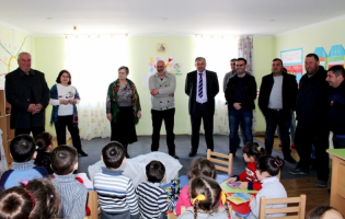 შავშვების დევნილთა დასახლების ბავშვებს გუბერნატორმა სათამაშოები მიუტანა