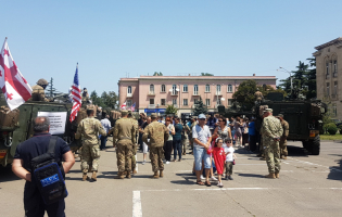 Американская военная техника в центре Гори (PHOTO) 