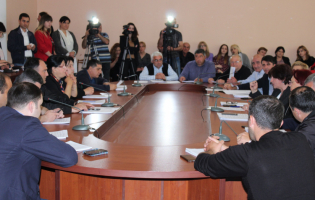,,ძლიერი გორის" წევრებმა საკრებულოს სხდომა გახარიას გამო დატოვეს