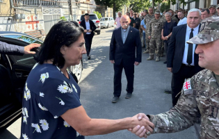პრეზიდენტმა გორში მიუსამძიმრა დაღუპული პილოტის ოჯახს