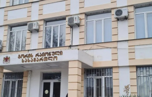 გორში მოქალაქე ჩივის, რომ ხანდაზმულ მშობელს ბინა მოტყუებით სხვაზე გადააფორმებინეს