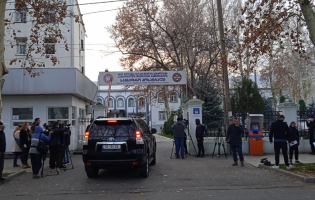 გორის ჰოსპიტლიდან 30-მდე პერსონალი გაათავისუფლეს – მათ შორის გახარიას პარტიის გორის ორგანიზაციის ლიდერის დედა და მეუღლე