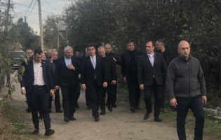 პარლამენტის წევრებმა კირბალში თამაზ გინტურის ოჯახს მიუსამძიმრეს