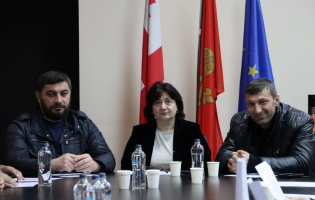 ქარელის მერიაში პლასტმასის ბოთლებით წყლის შესყიდვა კანონის ამოქმედებამდე შეწყვიტეს