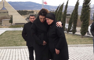 На кладбище Мухатгверди почтили память Арчила Татунашвили 