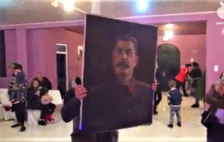 Портрет Сталина на свадьбе (VIDEO)