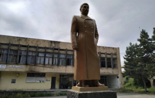 მეჯვრისხევში ძველ შენობას ანგრევენ, რის გამოც ცნობილი სამკერვალო ღია ცის ქვეშ რჩება