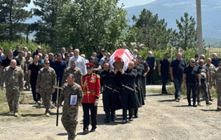 ავიაკატასტროფაში დაღუპული მფრინავი გორში სამხედრო პატივით დაკრძალეს