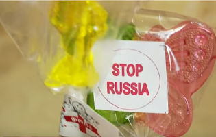 Леденцы с надписью STOP RUSSIA – бизнес 11-летнего мальчика из Гори 