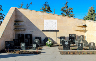 Шиндисы хъайтарты мемориалы æфсады кусджытæ хъахъхъæндзысты   