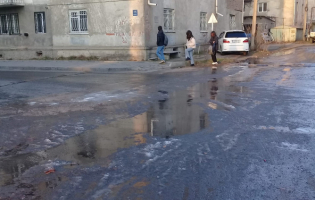 პედაგოგის ცნობით, გორში მოყინულ ასფალტზე მანქანა მოცურდა და ბავშვს დაეჯახა