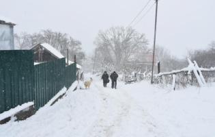 Трудное положение в Чорчана – нива, в которой везли рожавшую женщину, увязла в снегу 