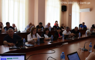 საკრებულოში დავით რაზმაძის იმპიჩმენტის პროცედურები დაიწყო