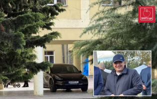 გორის მე-3 სკოლის დირექტორი შენობის ფლიგელს ავტოფარეხად იყენებს