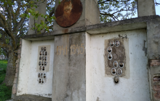 Мемориал в Атоци, который учитель истории посвятил участникам войны