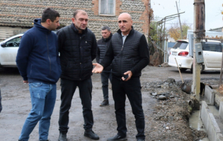 ,,ქალბატონო ზოია, ახალი ასფალტი დაგვეშალა'' - ქარელის მერი ბრეთის გზაზე