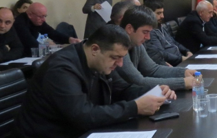 ქარელის საკრებულოს წევრის დაყაჩაღების ფაქტზე დაკავებულთაგან ერთი ბრალდებული გამართლდა