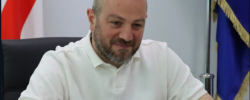 გორის მერის აზრით, საქართველოს ტექნიკური უნივერსიტეტის
კურსდამთავრებული, რომელსაც აქვს მშენებლობის ბაკალავრის ხარისხი,
სტადიონის რეაბილიტაციას ვერ ჩაატარებს.
