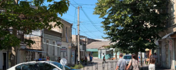 ქართლის ქუჩაზე პარკირების მოსაწყობად და დასახაზად გარემოვაჭრეებს
ადგილი დაათმობინეს, მუნიციპალიტეტის ცნობით, ანტისანიტარიის ფონზე
ქვეწარმავლებიც მომრავლდნენ.
