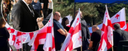 სკვერში, სადაც მმართველი გუნდის კრიტიკის გამო მუსიკალური ღონისძიება
გაუქმდა, „ქართული ოცნების“ დეპუტატი საკრებულოს თანამშრომლებს დავით
აღმაშენებელზე ესაუბრება.