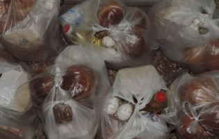 В Каспи беженцы, социально незащищенные и пожилые люди получат пасхальные подарки 