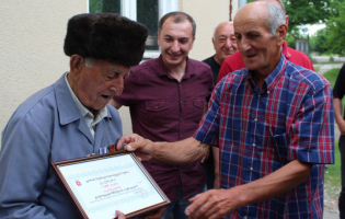 100 წლის ომის ვეტერანს გორის მერმა დაბადების დღე მიულოცა