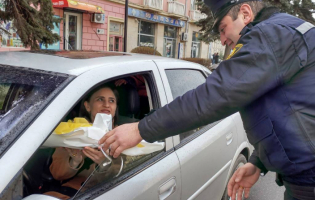 გორის პატრულის თანამშრომლებმა ჯარიმების ნაცვლად ყვავილები დაარიგეს