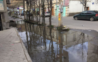 გორში ჭავჭავაძის გამზირზე სანიაღვრე არხი გაიჭედა 