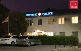 „არ მინდოდა ჩივილი შვილისთვის“ - კასპში დედაზე ძალადობის ბრალდებით ერთი პირი დააკავეს