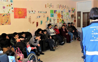 ევროკავშირის სადამკვირვებლო მისიის წევრები შშმ პირთა სკოლას ესტუმრნენ