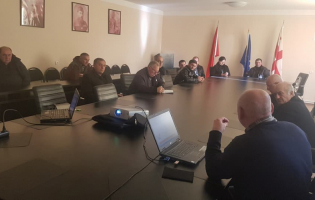 ქარელელი ფერმერები ჩივიან, რომ პოლიეთილენის ნარჩენებს ადგილზე წვავენ