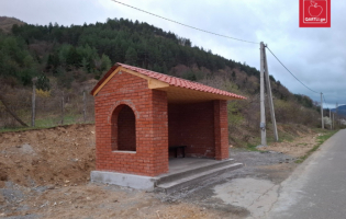 ქარელის მერია ჩივის, რომ კომპანიამ სუქანაანთუბანში მოსაცდელი მცირე ზომის აგურებით ააშენა