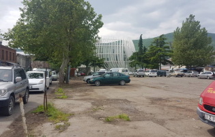 ყოფილი აგრარული ბაზრის წინ არსებული ტერიტორია დახლებისკან უკვე გაწმენდილია