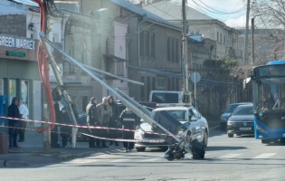 გორში ქარმა ახალი შუქნიშანი მოტეხა