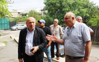 ძლიერი ნალექის შედეგად დაზარალებული მოსახლეობა გორის მერმა მოინახულა