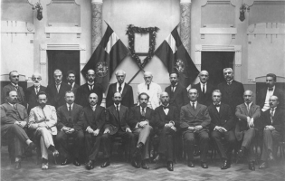 პროფესორებისა და სტუდენტებისათვის, დამოუკიდებლობის 100 წლის იუბილესთან დაკავშირებით, ესეების კონკურსი გამოცხადდა