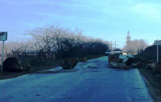 გორის შესასვლელში კლდის ლოდები გზაზე ჩამოწვა