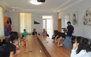 მედიის როლზე ახალგაზრდებთან მშვიდობის პრიზის მფლობელმა ჟურნალისტებმა ისაუბრეს