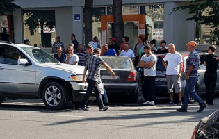 ჭავჭავაძის ქუჩაზე ჯიპი უკნიდან მერსედესს დაეჯახა