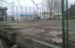 წმინდაწყალზე მინისტადიონს პოლიციის ყოფილი მაღალჩინოსნის მოთხოვნით ანგრევენ
