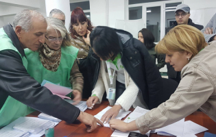 სამთავისში ხმების ხელახალი დათვლის პროცესში საოლქო კომისიის თანამშრომლები ჩაერთვნენ