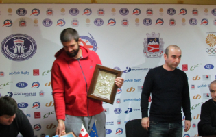 სპორტსკოლაში გენო პეტრიაშვილს საჩუქრით დახვდნენ 